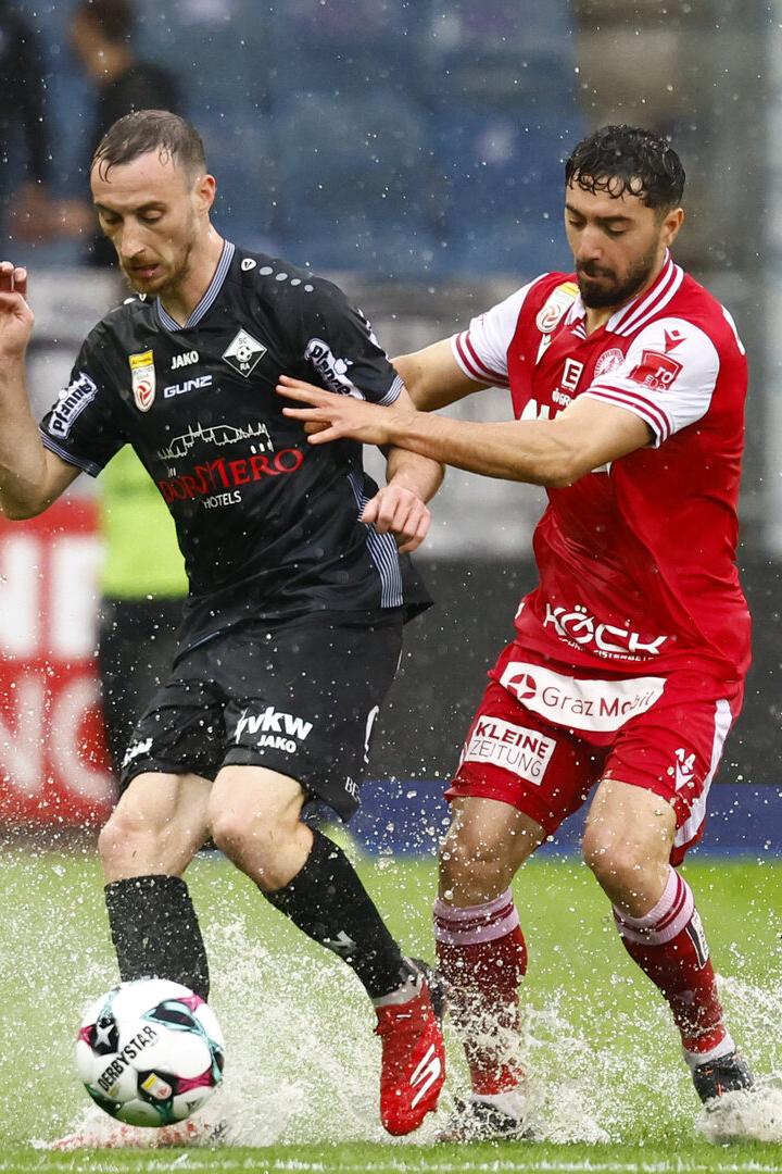 Viel Wasser bei Altach (l.) gegen GAK