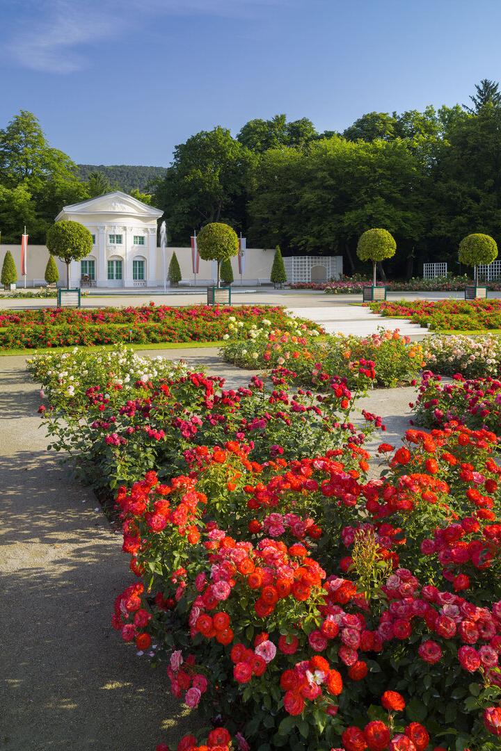 Blumenbeete und ein historisches Gebäude