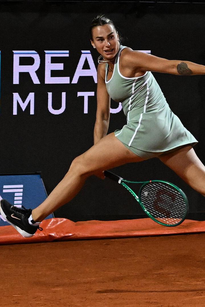 Aryna Sabalenka spielt einen Ball zwischen ihren Beinen durch.
