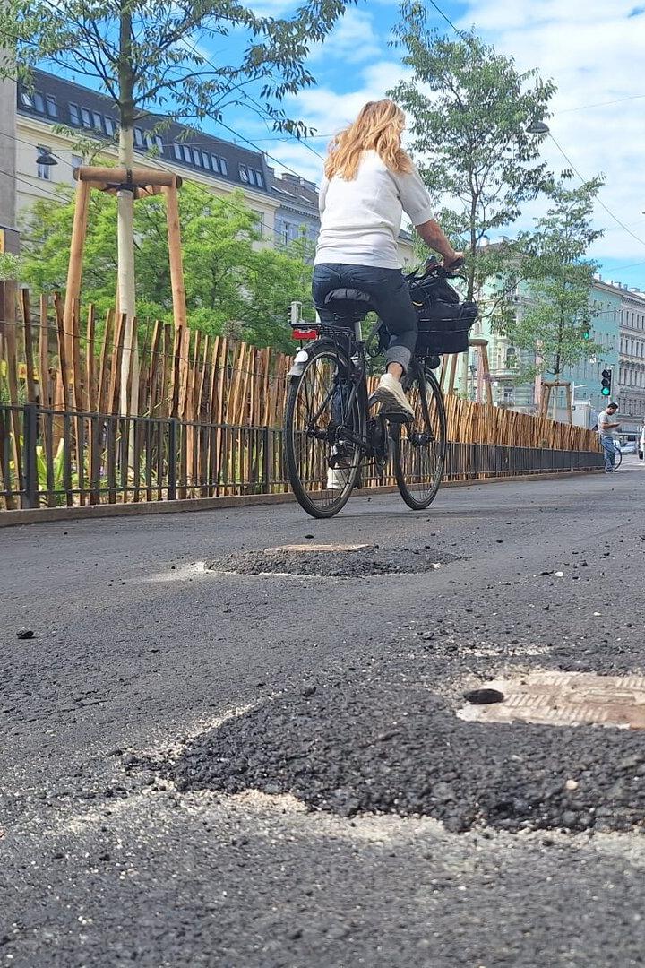 Achtung holprig! Der neue Belag wird schon weggefräst – bald kommt auch eine Künette. Die Arbeiten dauern bis Mitte Juni.