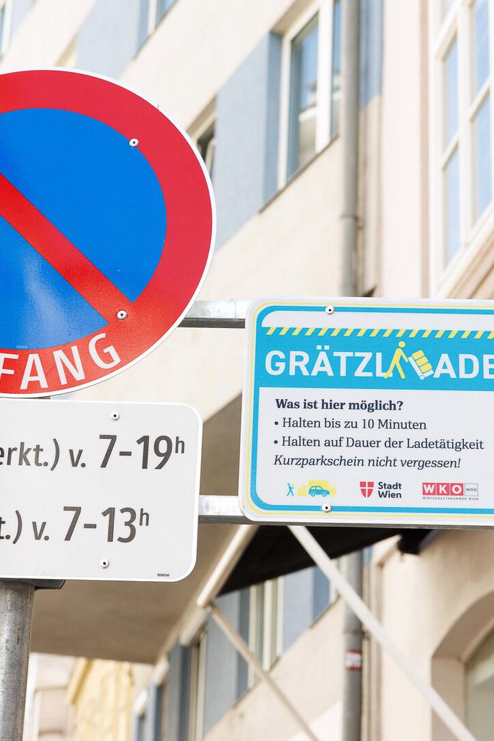 Ein Schild zeigt den Beginn einer Grätzl-Ladezone mit eingeschränkten Haltezeiten in Wien.