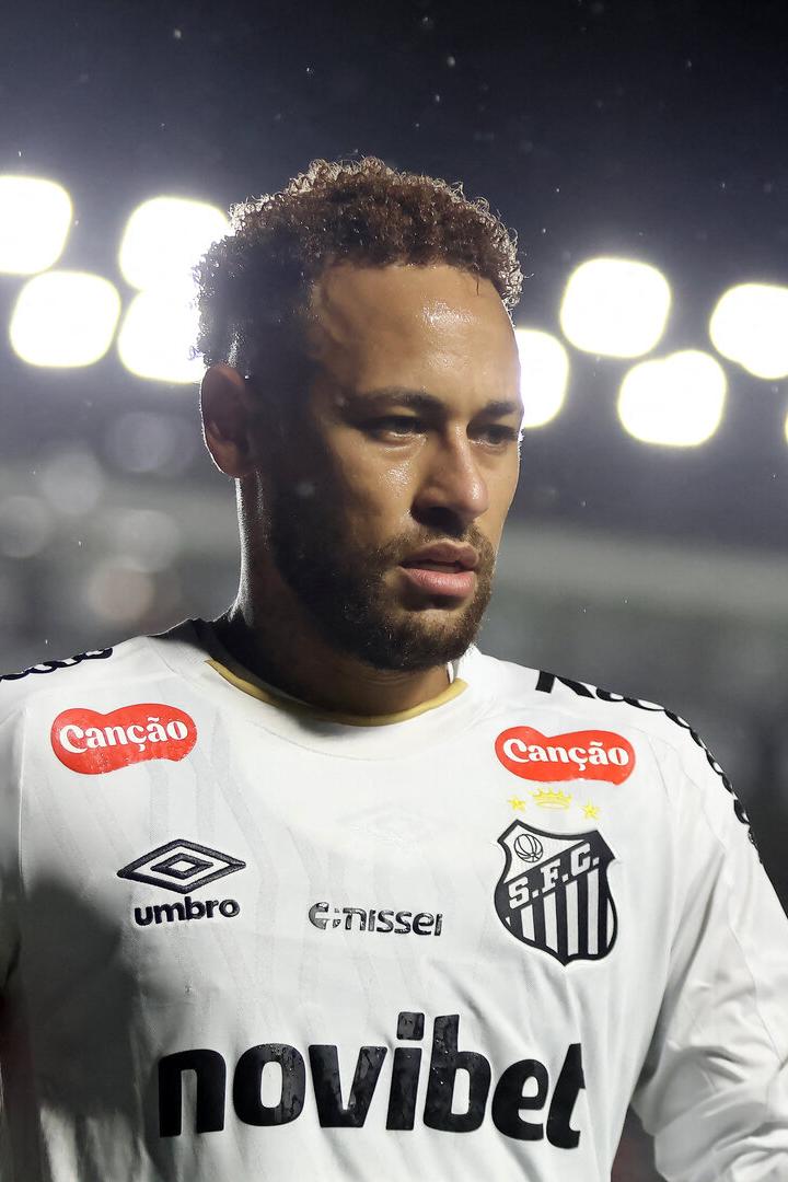 Der brasilianische Fußballer Neymar in einem Stadion.
