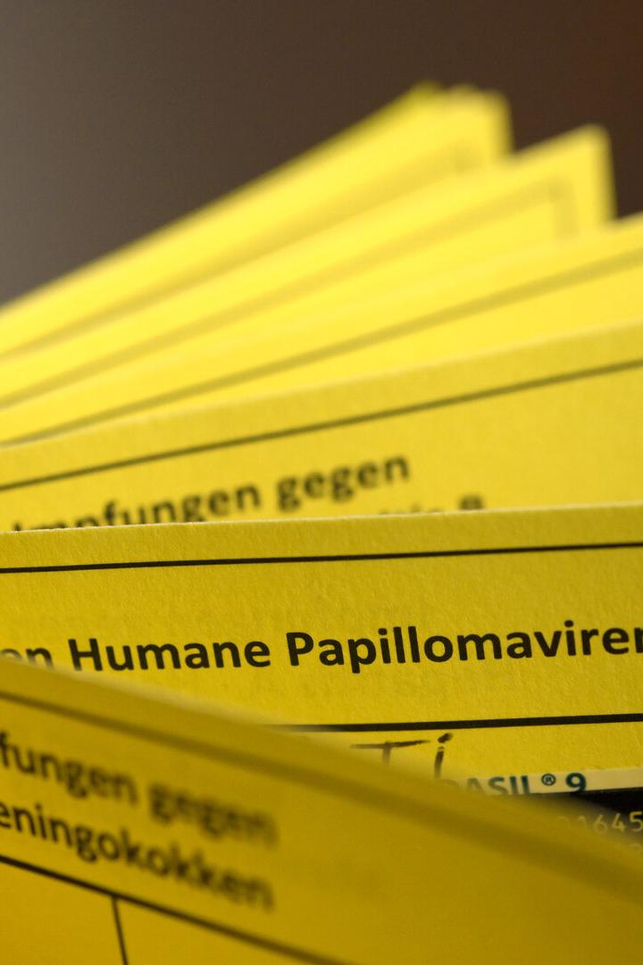 Das Bild zeigt einen gelben Impfpass, mit der Seite für die HPV-Impfung aufgeschlagen.