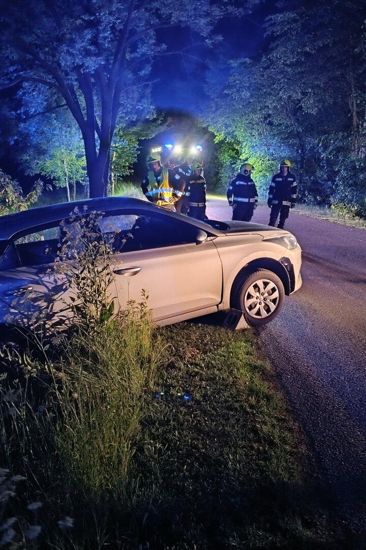 Die Feuerwehr musste den Wagen in Guntrams aus dem Graben ziehen.