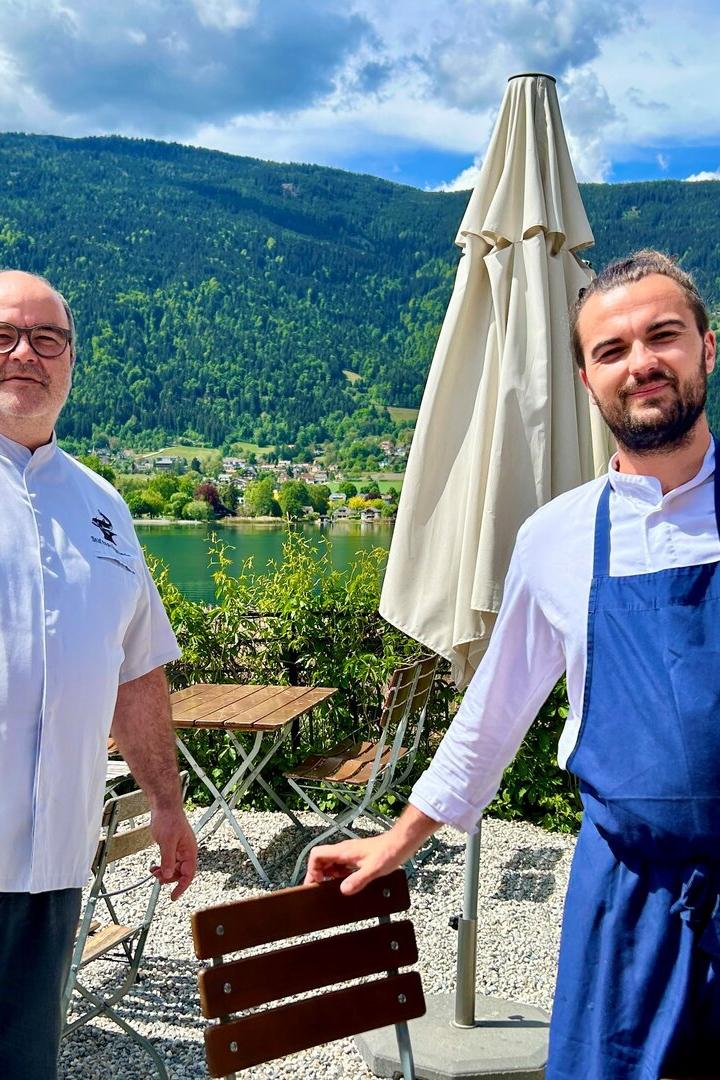 Gerhard (li.) und Florian Satran auf ihrer Seeterrasse mit zwei Saiblingen