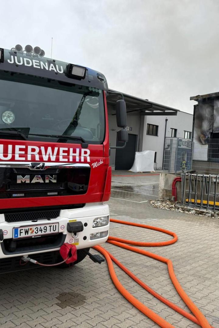 Feuerwehrfahrzeug vor ausgebrannter Lagerhalle in Tulln