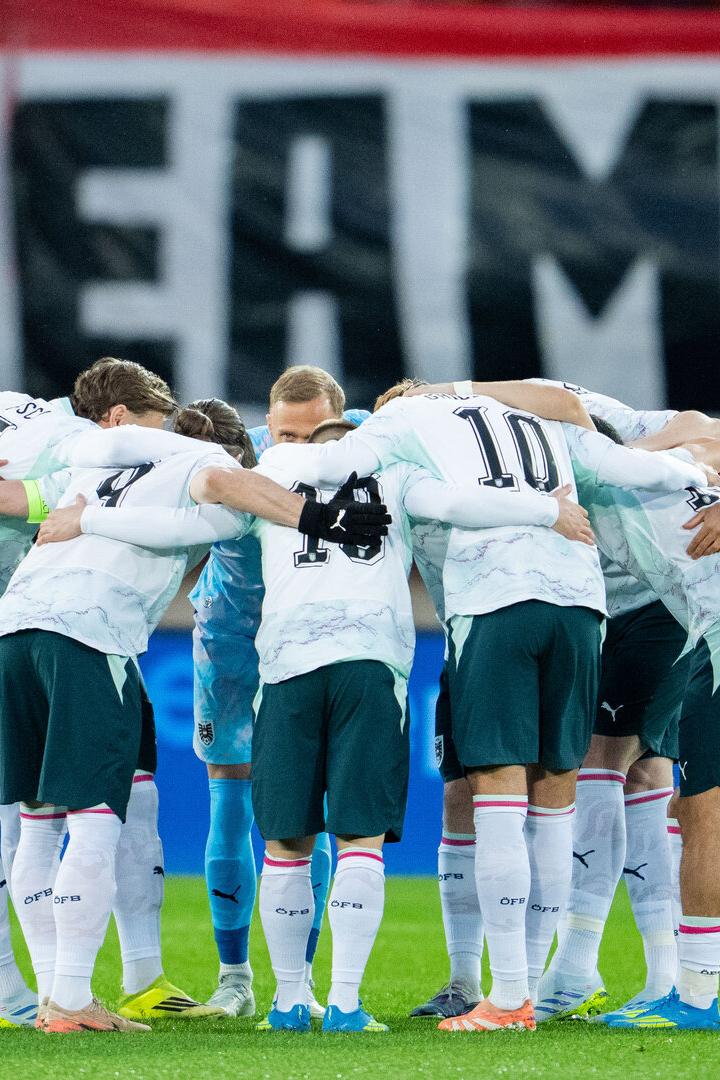 Die österreichischen Fußball-Teamspieler besprechen etwas vor dem Spiel gegen Ghana.