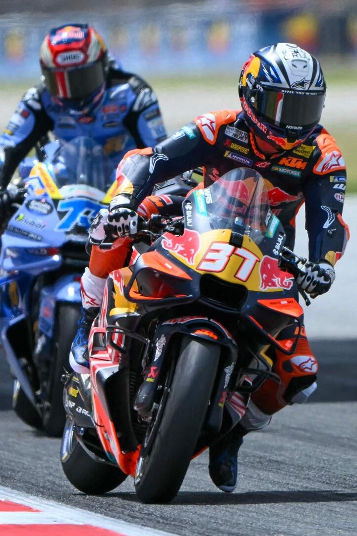 Alex Marquez (hinten)