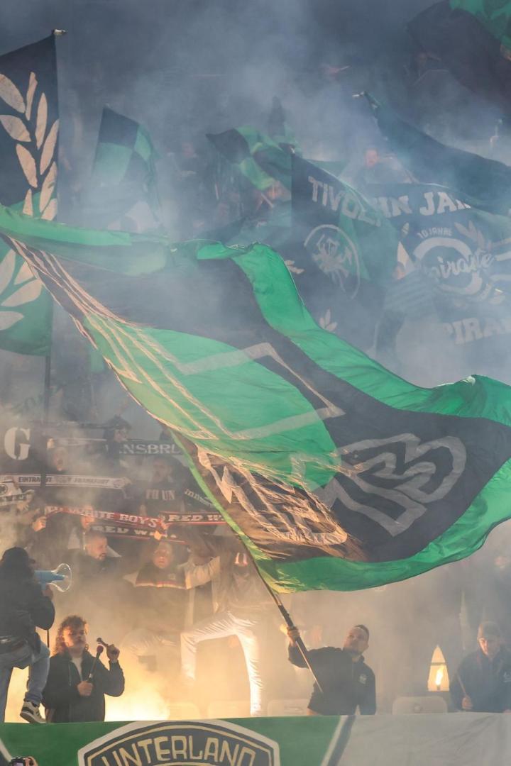 Die Wacker-Fans feiern die Rückkehr in die 2.Liga