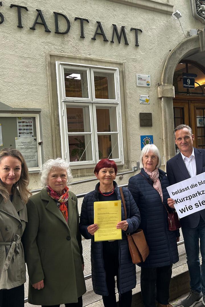Fünf Personen vor einem Gebäude