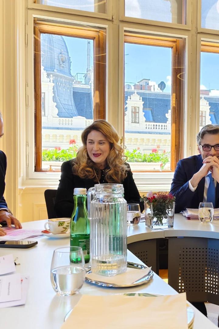 Markus Ornik (Neos), Barbara Novak (SPÖ), Finanzdirektor Christoph Maschek
