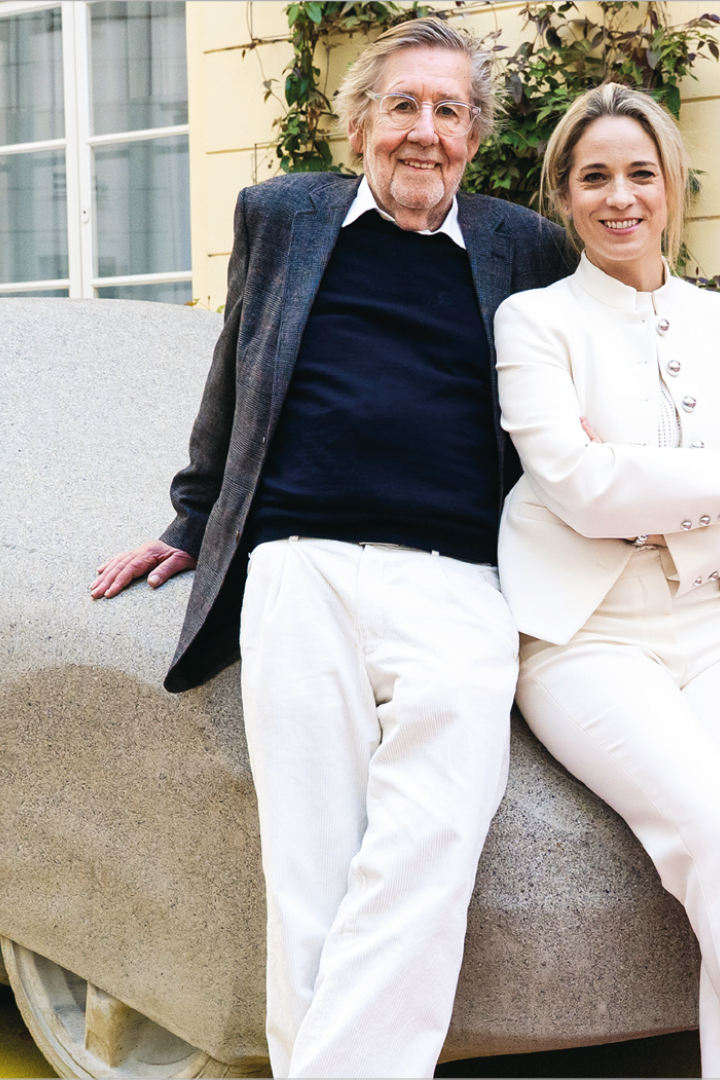 Künstler Gottfried Bechtold, Direktorin Verena Kaspar-Eisert und der Betonporsche.