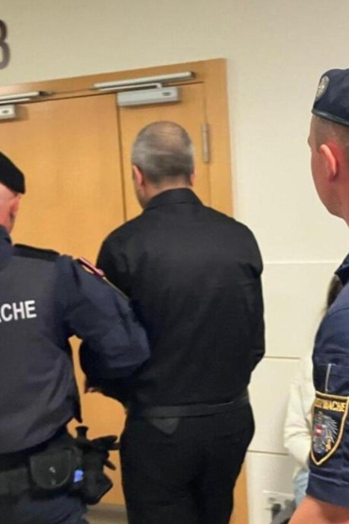 Prozess Ehrenmordversuch Angeklagter mit zwei Justizwachebeamten.
