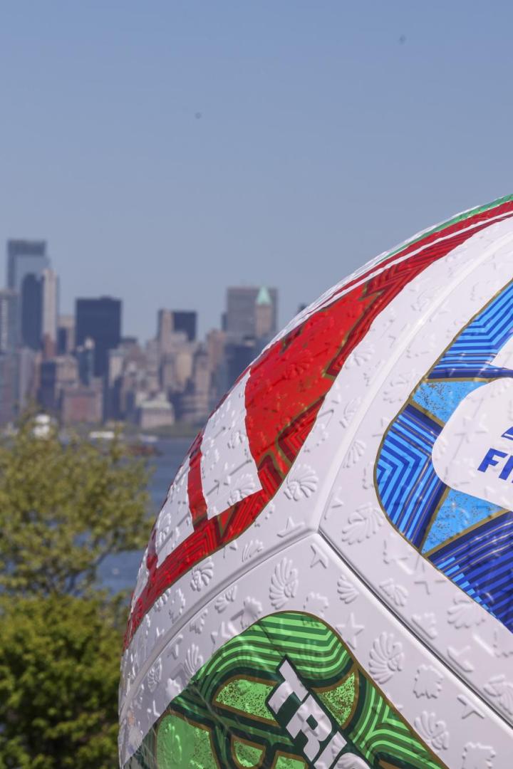 Übergroßer Fußball vor US-Skyline