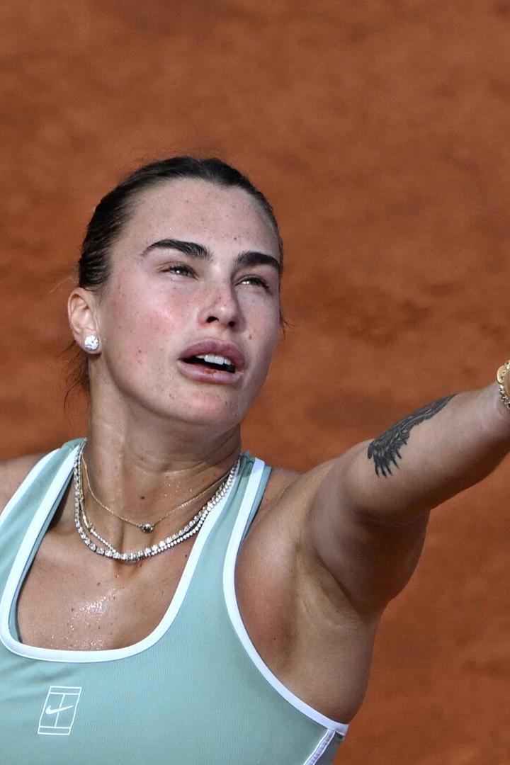 Die Nummer 1 der Welt: Die Belarussin Aryna Sabalenka bei einem Aufschlag auf einem Sandplatz.