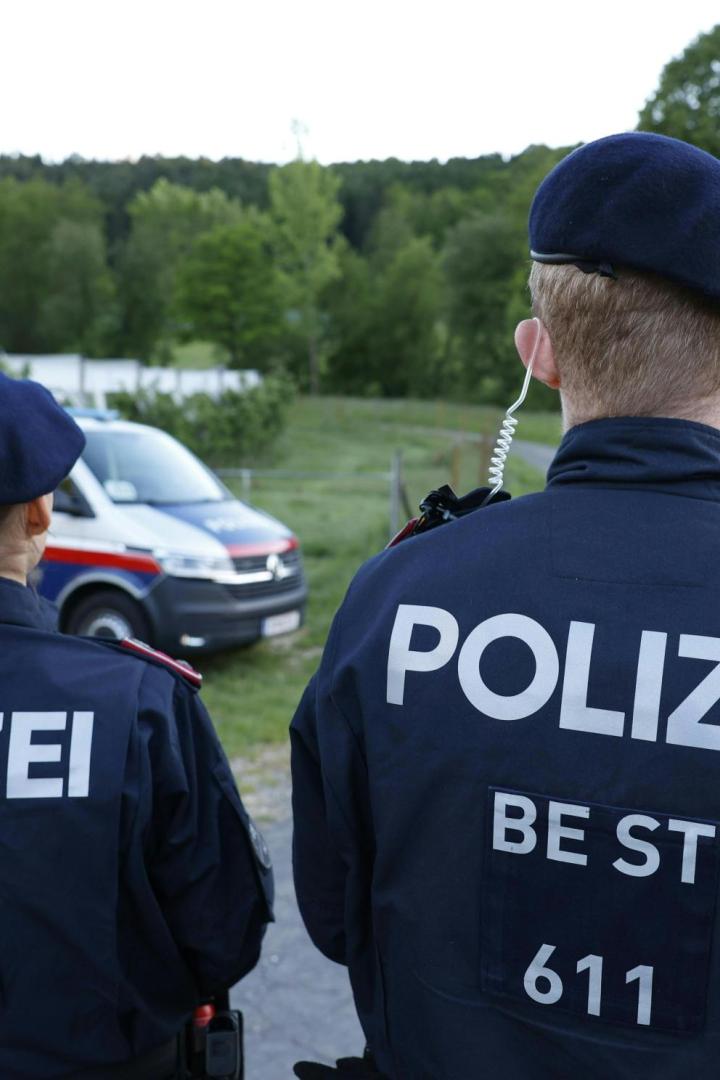 Die Einsatzkräfte eilten am Mittwochnachmittag zu dem Tatort in dem abgelegenen Waldstück im Bezirk Weiz.