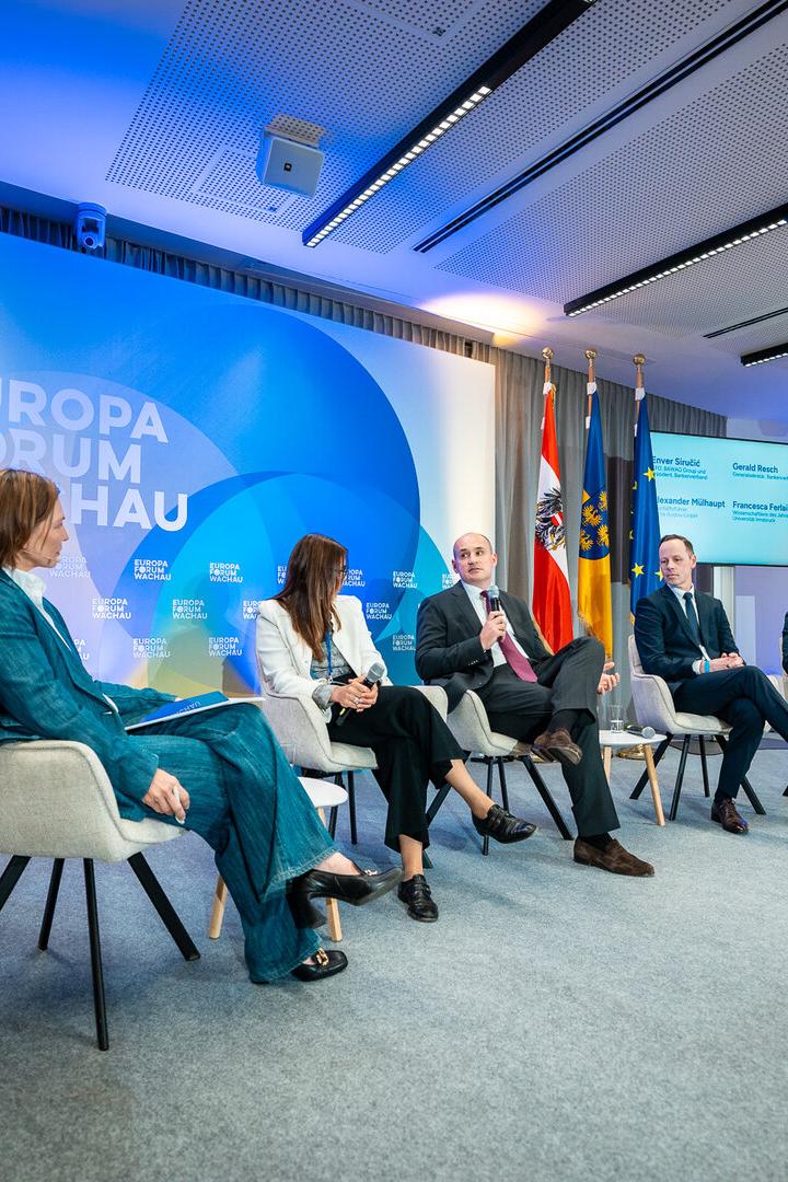 Fünf Personen sitzen auf einer Bühne und diskutieren vor einem Hintergrund mit dem Schriftzug „Europa Forum Wachau“.