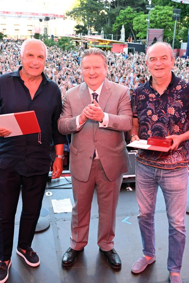 Herbert Prohaska und Hans Krankl werden von Bürgermeister Michael Ludwig am Rathausplatz vor jubelnder Menge mit dem Goldenen Ehrenzeichen der Stadt Wien ausgezeichnet.