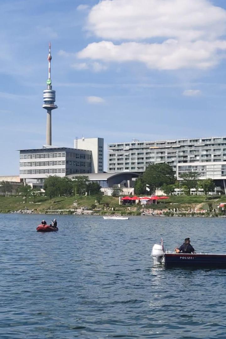 Rettungsboot auf der Neuen Donau