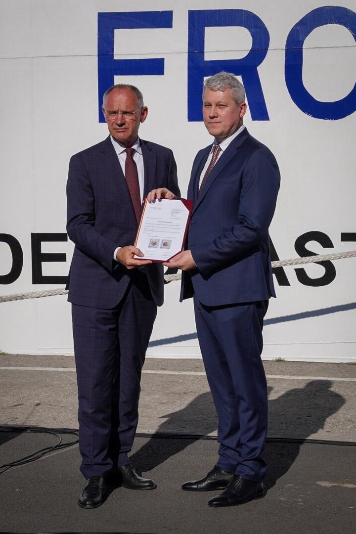 Innenminister Gerhard Karner übergab seinem rumänischen Amtskollegen Cătălin Predoiu das sichergestellte Kulturgut.