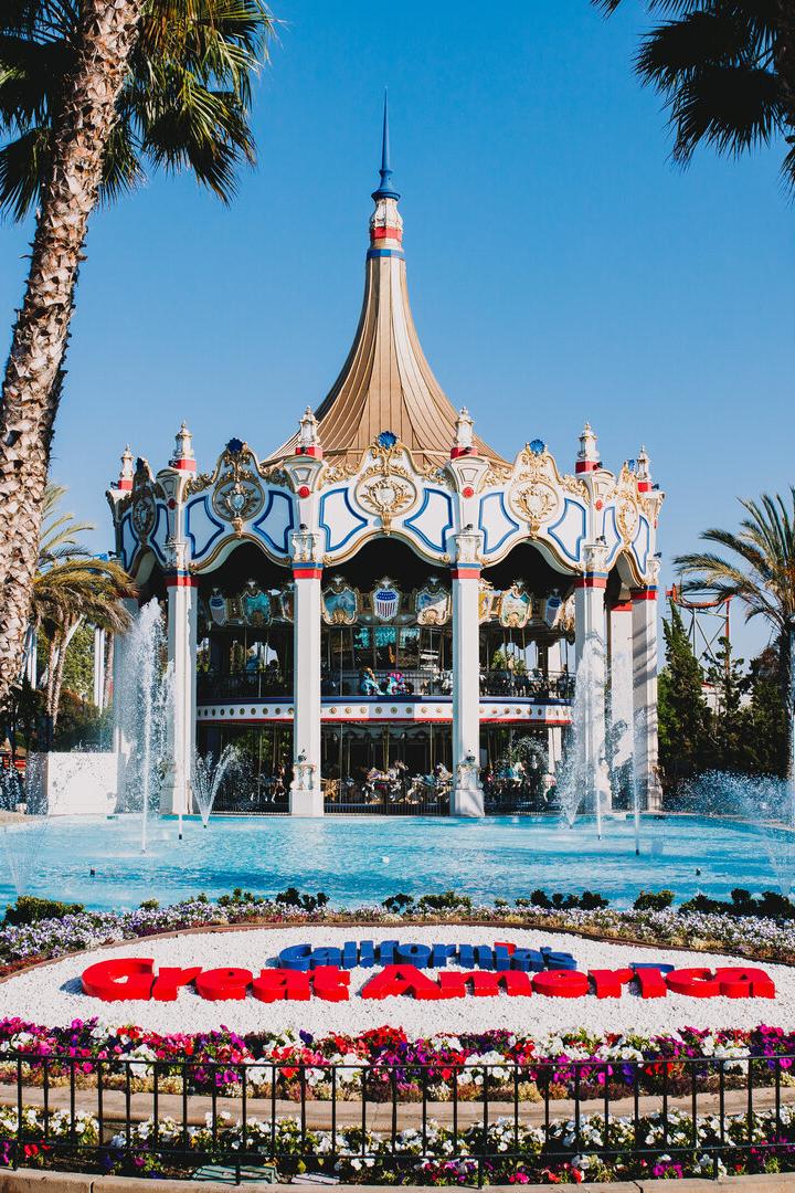 Ein Karussell mit Springbrunnen und Palmen im California's Great America Park.