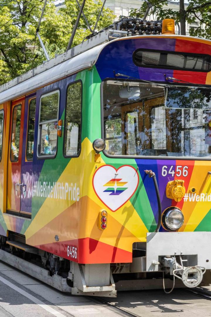 Pride-Regenbogen-Straßenbahn