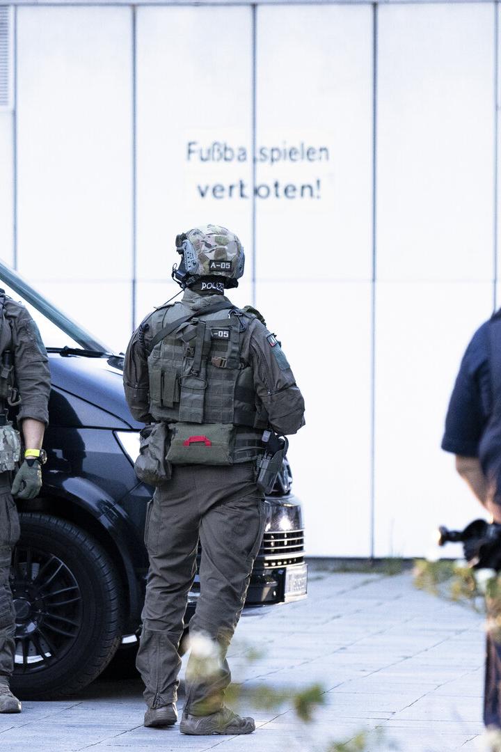 Einsatzkräfte der Cobra und der Polizei