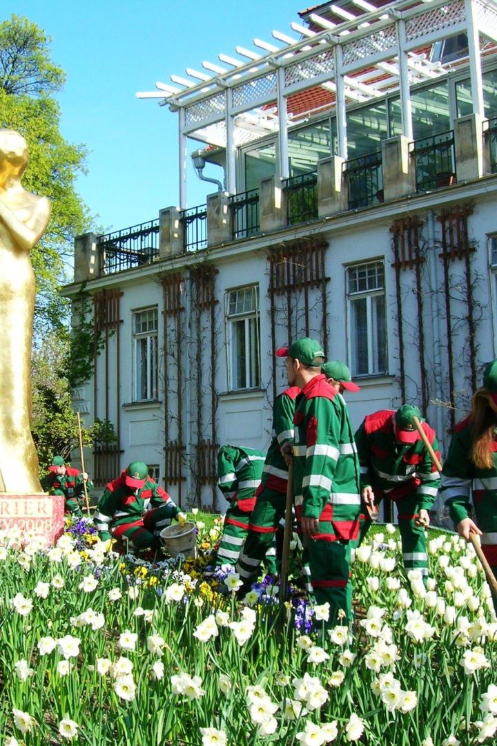 Zeigt Mitarbeiter vor Stadtgartenzentrale.