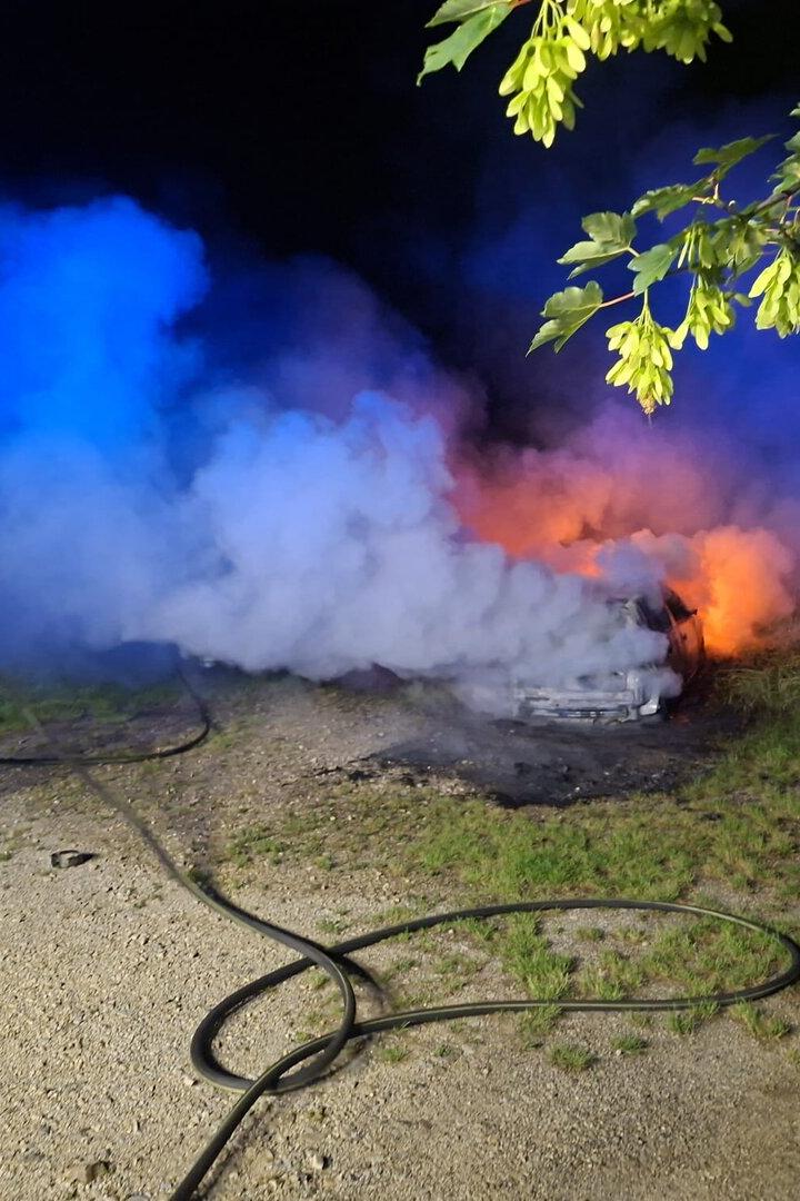 Lichterloh brennendes Auto