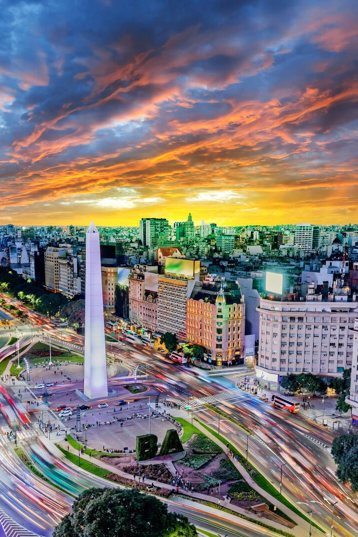 Der Obelisk von Buenos Aires überragt bei Sonnenuntergang den dichten Verkehr auf der Avenida 9 de Julio.