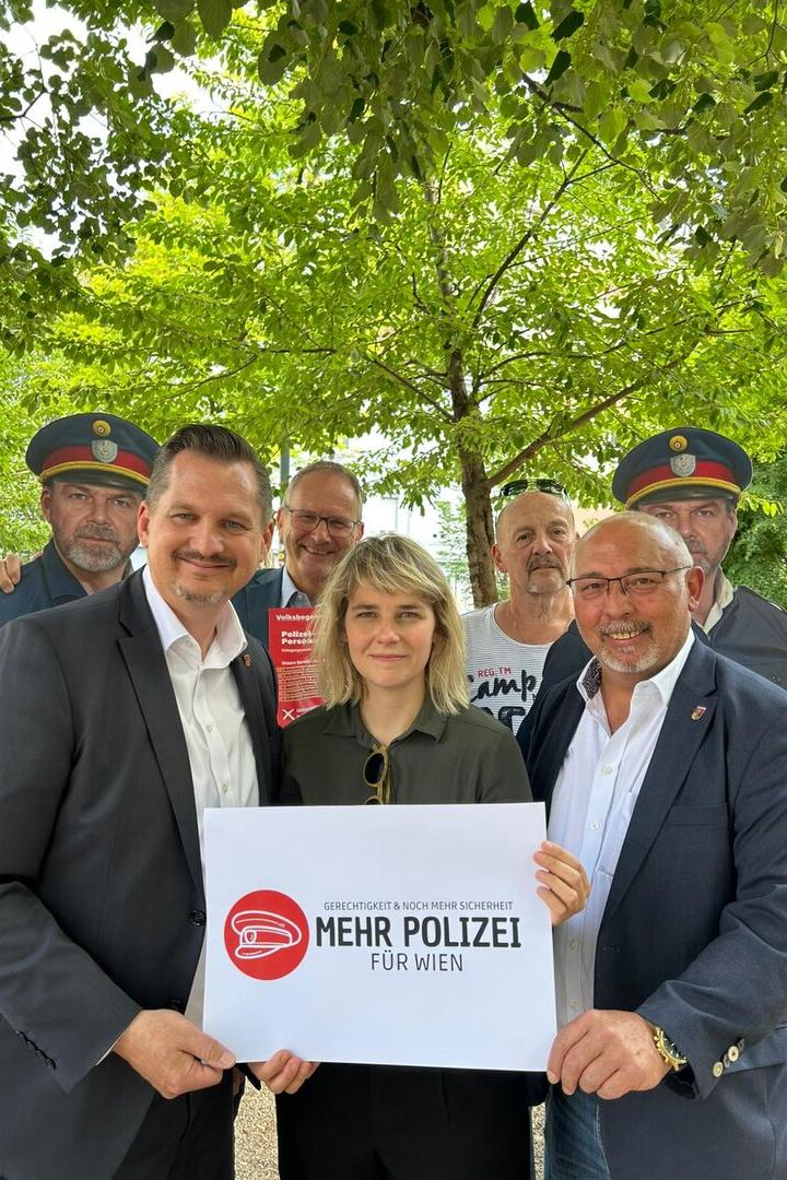Fordern mehr Polizei_(v.l.n.r.): Marcus Franz (SPÖ-Bezirksvorsteher Favoriten), Boris Jany (FSG Polizei), Stefanie Lamp (SPÖ-Bezirksvorsteherin Ottakring), Anton Parahsl (Bezirksrat Hernals), Peter Jagsch (SPÖ-Bezirksvorsteher Hernals).