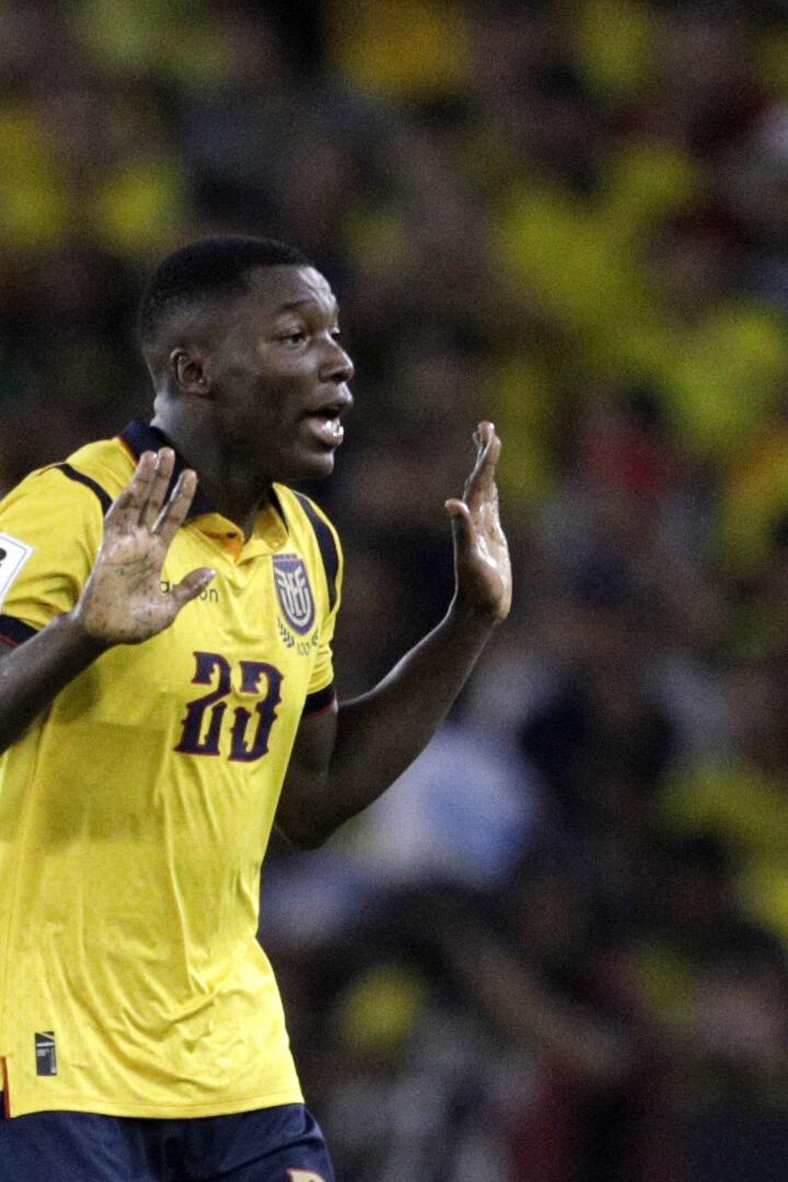 World Cup - CONMEBOL Qualifiers - Ecuador v Argentina