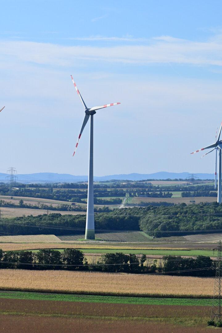++ THEMENBILD ++ WINDPARK / WINDENERGIE / WINDKRAFT / WINDRÄDER / ENERGIE / STROM / ÖKOSTROM / VERBUND