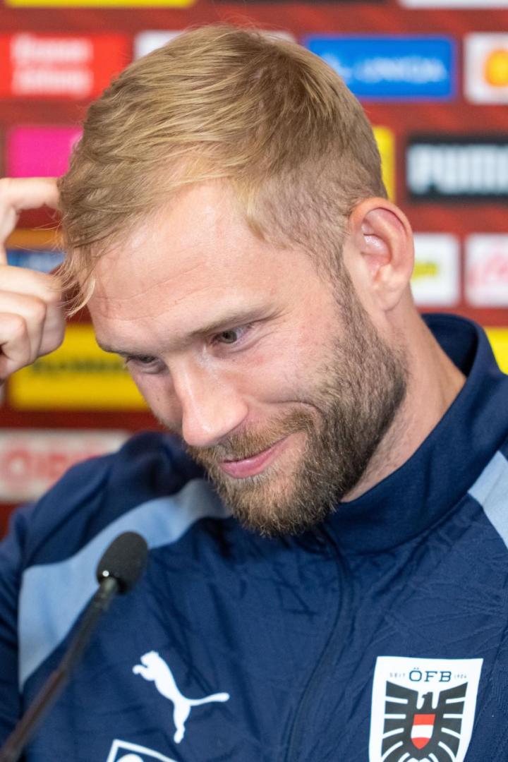 Konrad Laimer greift sich auf den Kopf.