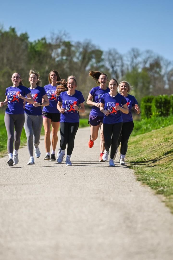 Eine Gruppe Frauen beim Laufen