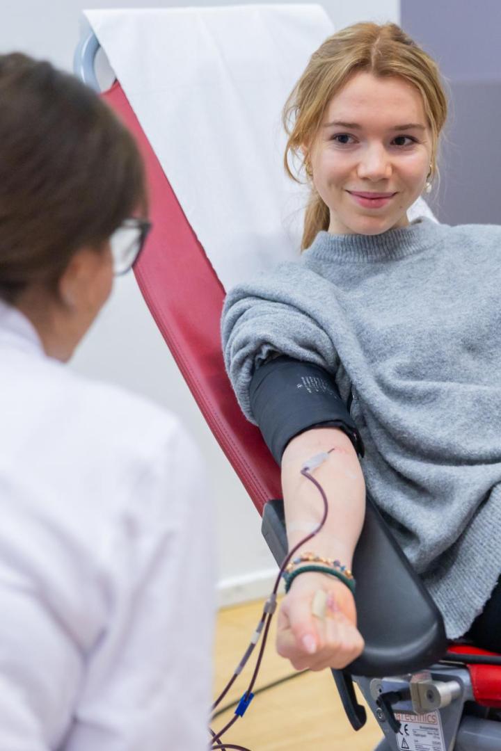 Eine junge Frau spendet Blut unter Aufsicht einer Mitarbeiterin des Roten Kreuzes in Niederösterreich.