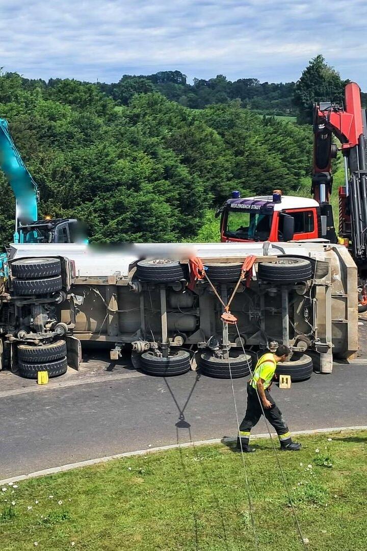 Laster stürzte mit voller Ladung um 