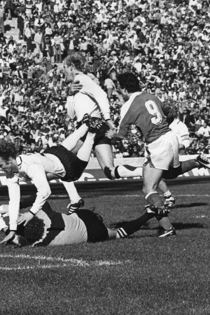 Hans Krankl kämpft gegen deutsche Spieler um den Ball.
