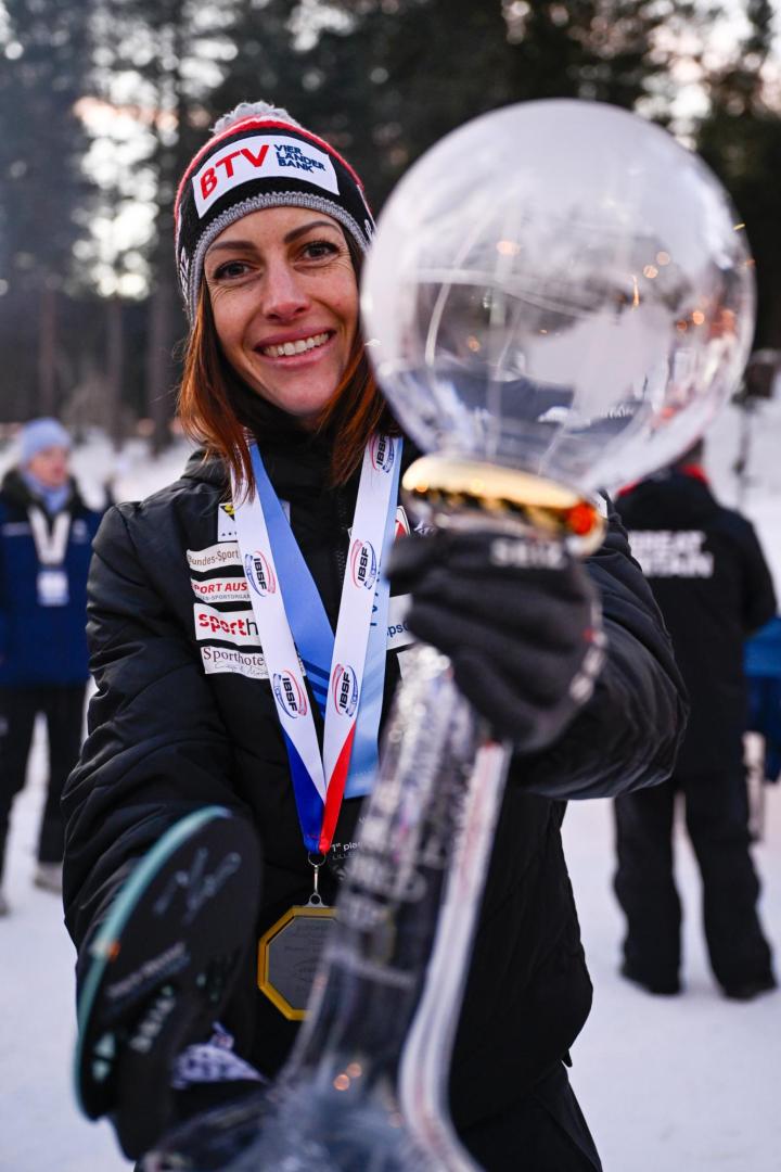 Janine Flock mit der Trophäe für den Sieg im Gesamtweltcup