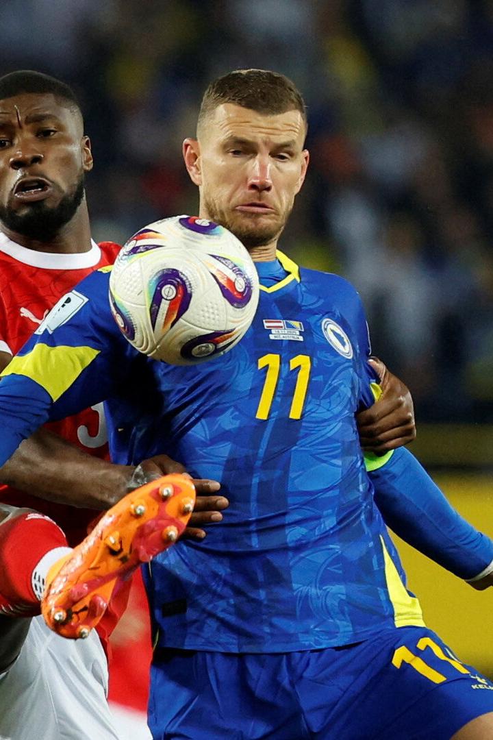 Dzeko (r.) im Duell mit Danso