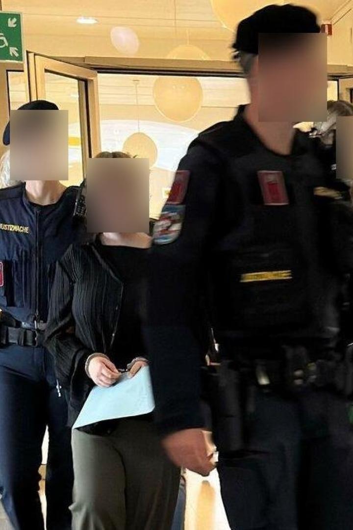 Zwei Justizwachebeamte und eine Angeklagte