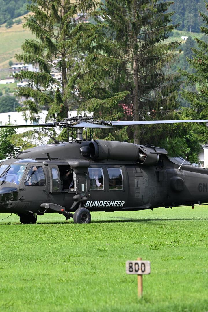 BUNDESHEER: ?BUNDESKANZLER UND VERTEIDIGUNGSMINISTERIN BESUCHEN DIE EINSATZZENTRALE BASISRAUM IN ST. JOHANN IM PONGAU? -  BLACK HAWK