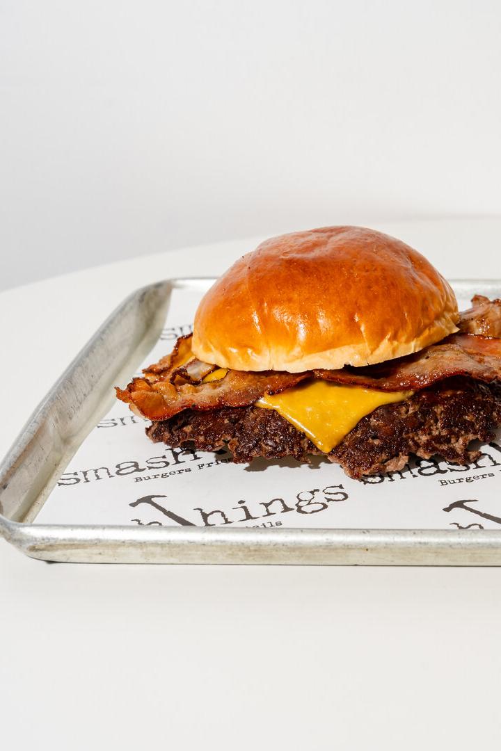 Der beste Burger der Welt: ein Triple-Bacon-Cheese-Smash-Burger, besteht aus Wagyu-Fleisch, Speck, Zwiebeln, Cheddar und Thousand-Island-Soße. 