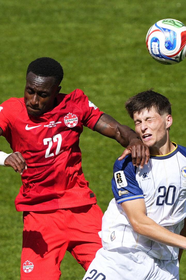 Richie Laryea im Kopfballduell mit Esmir Bajraktarevic.