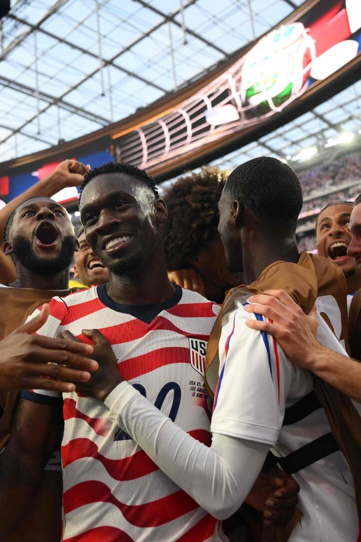 TOPSHOT-FBL-WC-2026-MATCH04-USA-PAR