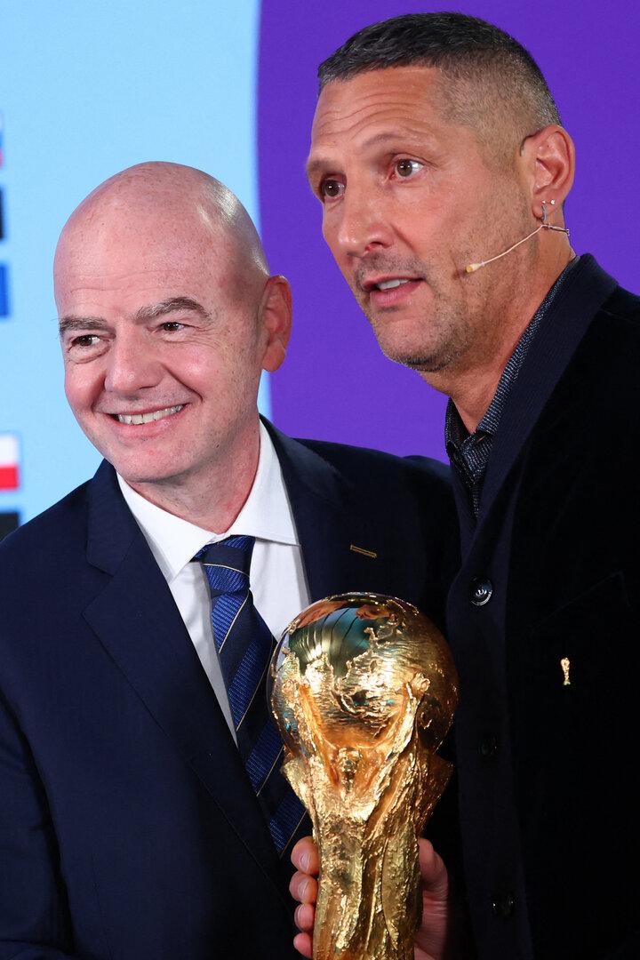 FIFA-Chef Infantino mit Italiens Ex-Weltmeister Marco Materazzi und WM-Pokal