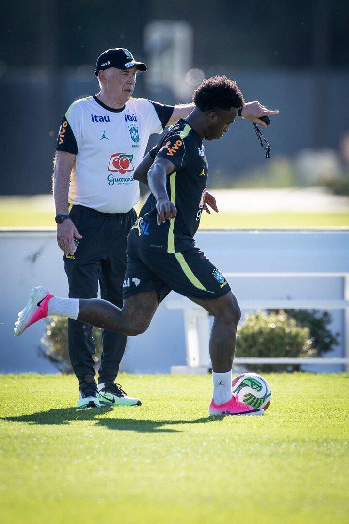 Carlo Ancelotti und Vinicius Junior beim Training