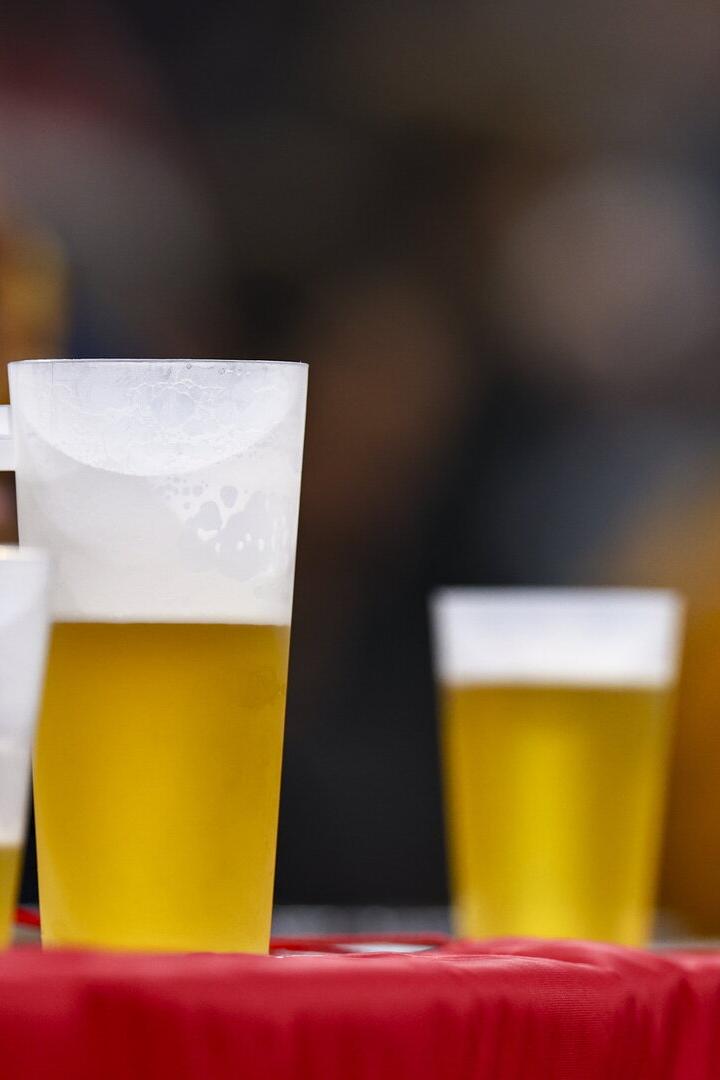 Vier Bierbecher im Fußballstadion.