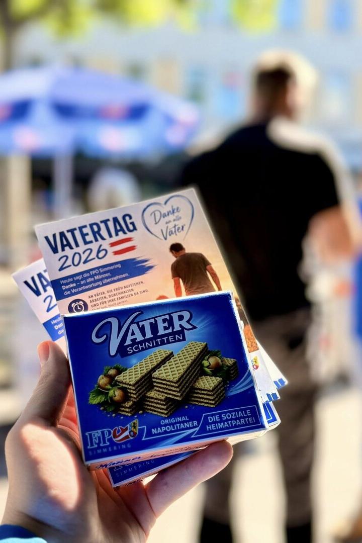 Ein Packerl Manner Schnitten mit der Aufschrift Vater Schnitten.