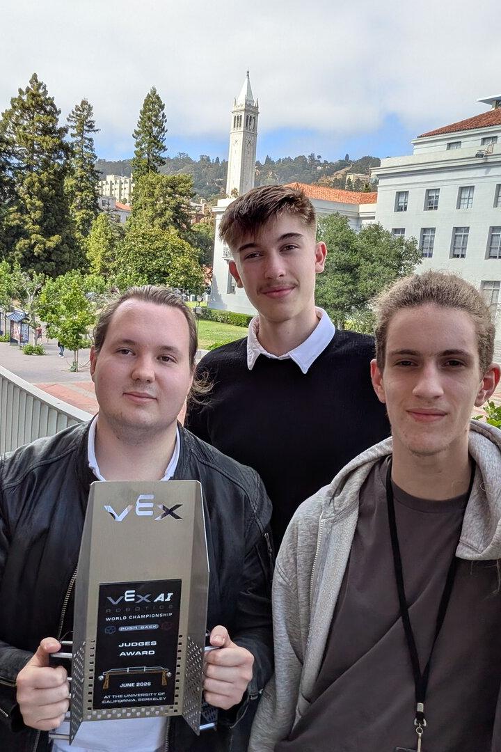 Eine Gruppe junger Menschen hält vor der University of California, Berkeley einen VEX Robotics Judges Award in die Kamera.